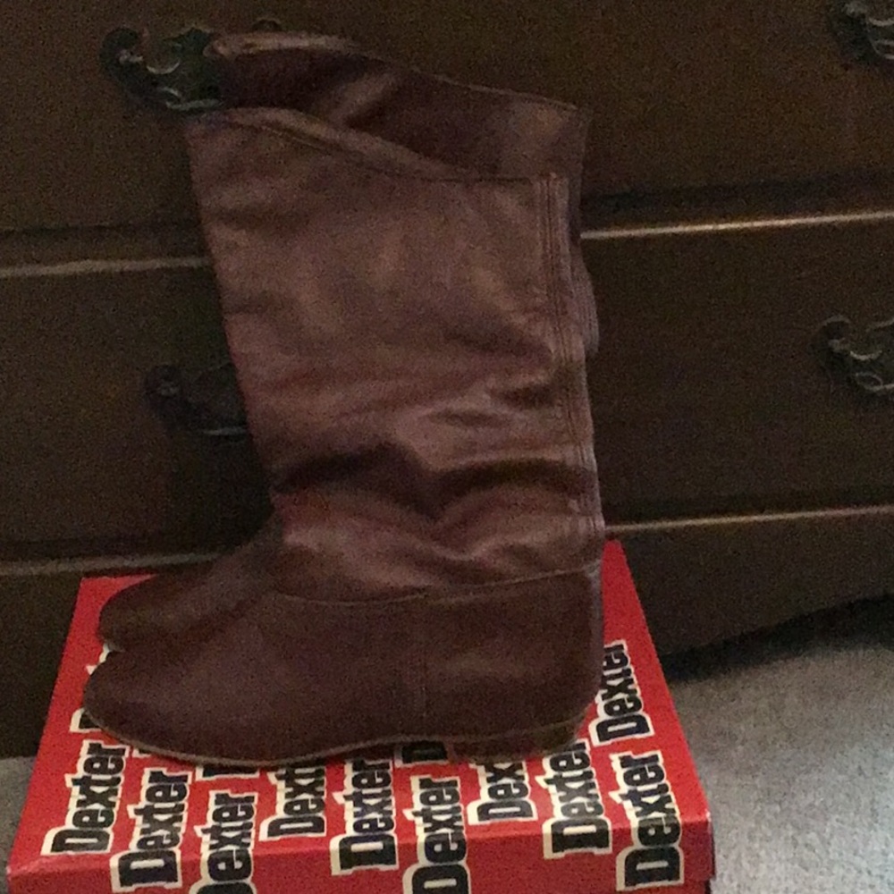 Dexter boots in brown.